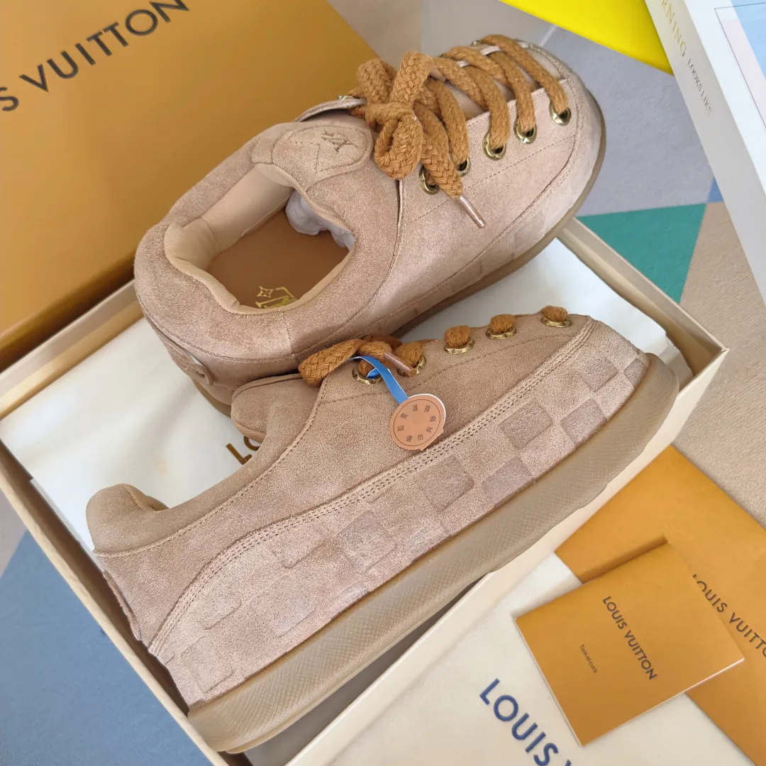 [L Family x Ingo joint model] Top P: 820💰 ▪️Size: Women's 35-40 (customized at 41.42 for women). Men's 39-44 (customized at 38.45.46) LV x Ingo joint model Top version Fatty Forrest Gump shoes Thick sole Couple model Casual sports shoes Original purchase and development Production LV Yeti lace-up shoes from LV Yeti The series combines Japanese "small feet" fashion aesthetics with classic Louis Vuitton elements in avant-garde strokes, subtly paying tribute to the traditional Japanese culture of taking off shoes when entering the house. The suede cow leather is partially embossed with Nigo's reinterpreted Damier pattern, and the comfortable casual shoe configuration highlights street style. Exquisite packaging at the delivery counter🛍📦 ▪️Fabric: Original imported first-layer cowhide ▪️Inner lining: Original custom-made breathable mesh ▪️Sole: Original molded non-slip TPU material ▪️Sole thickness: 5CM